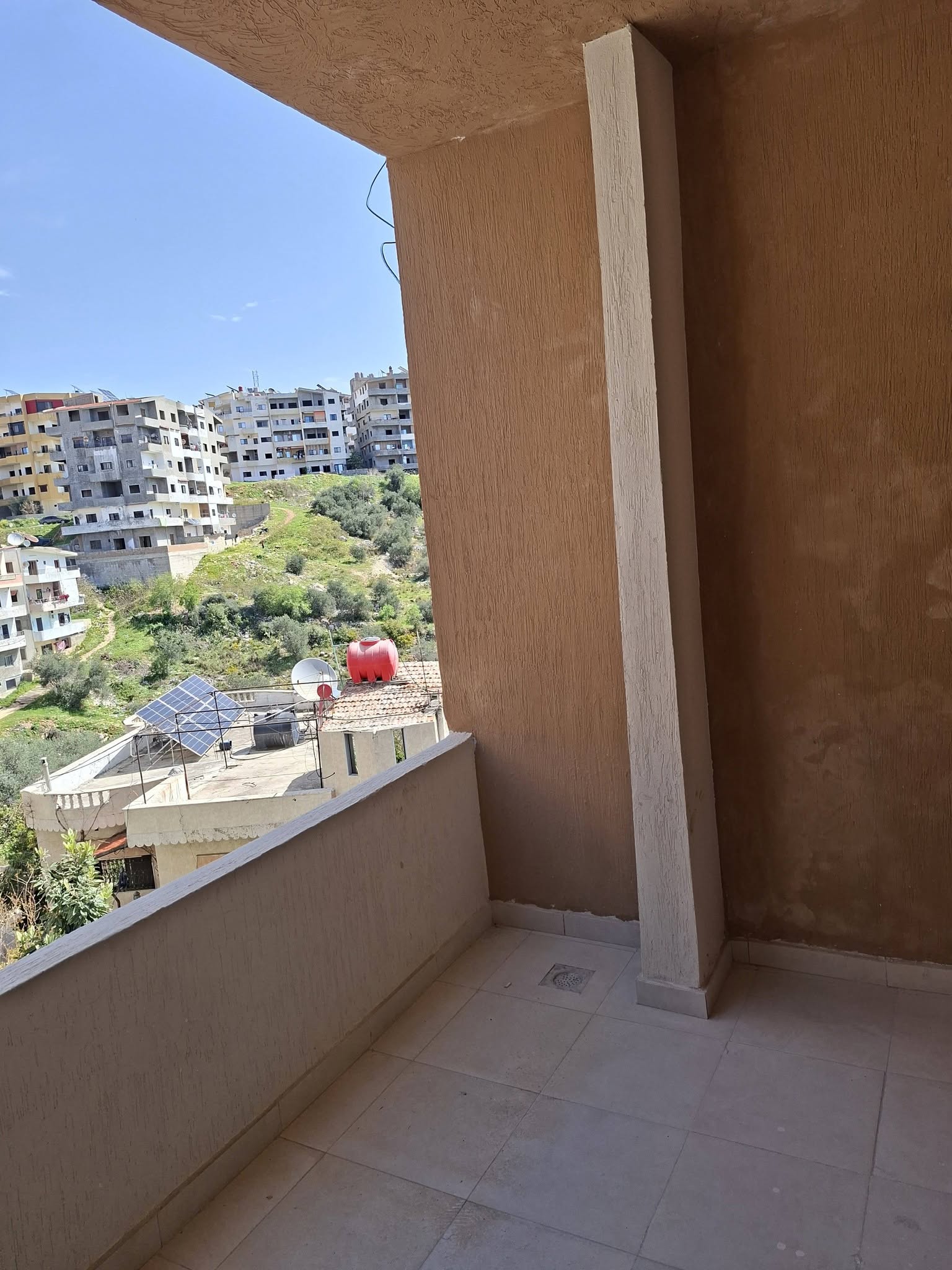 شقة سكنية جاهزة علي المفتاح بموقع متميز