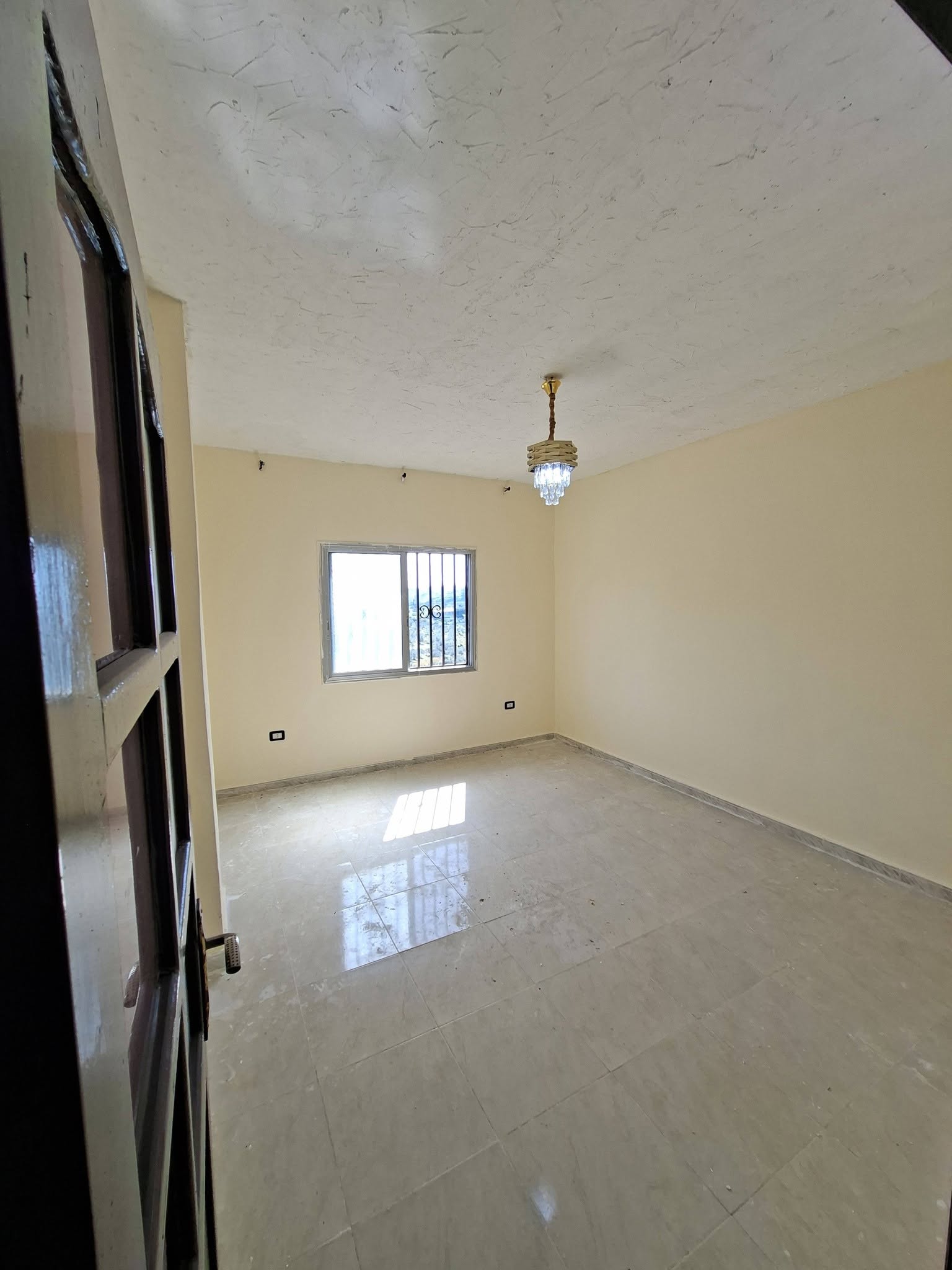 شقة سكنية جاهزة علي المفتاح بموقع متميز