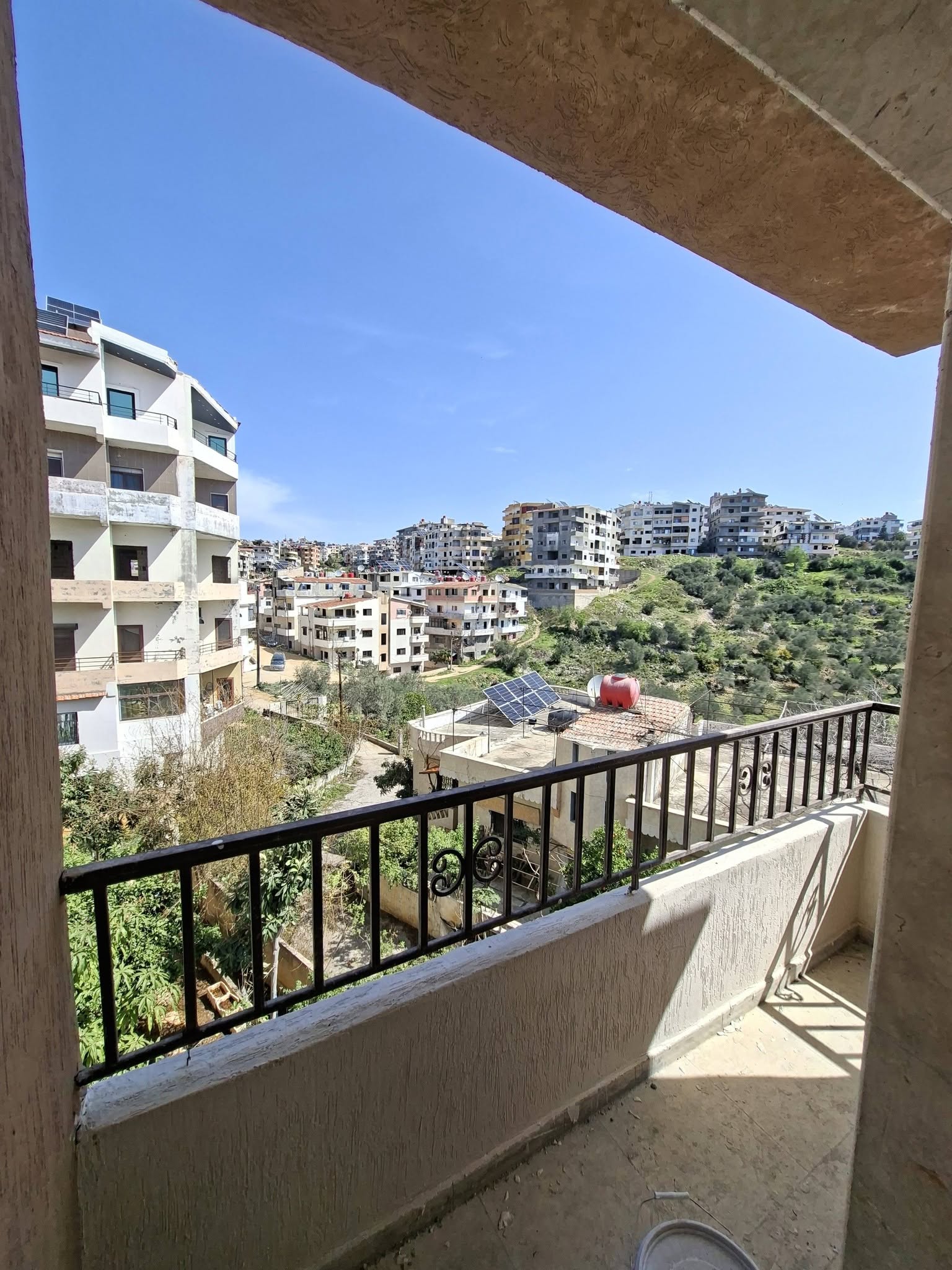 شقة سكنية جاهزة علي المفتاح بموقع متميز