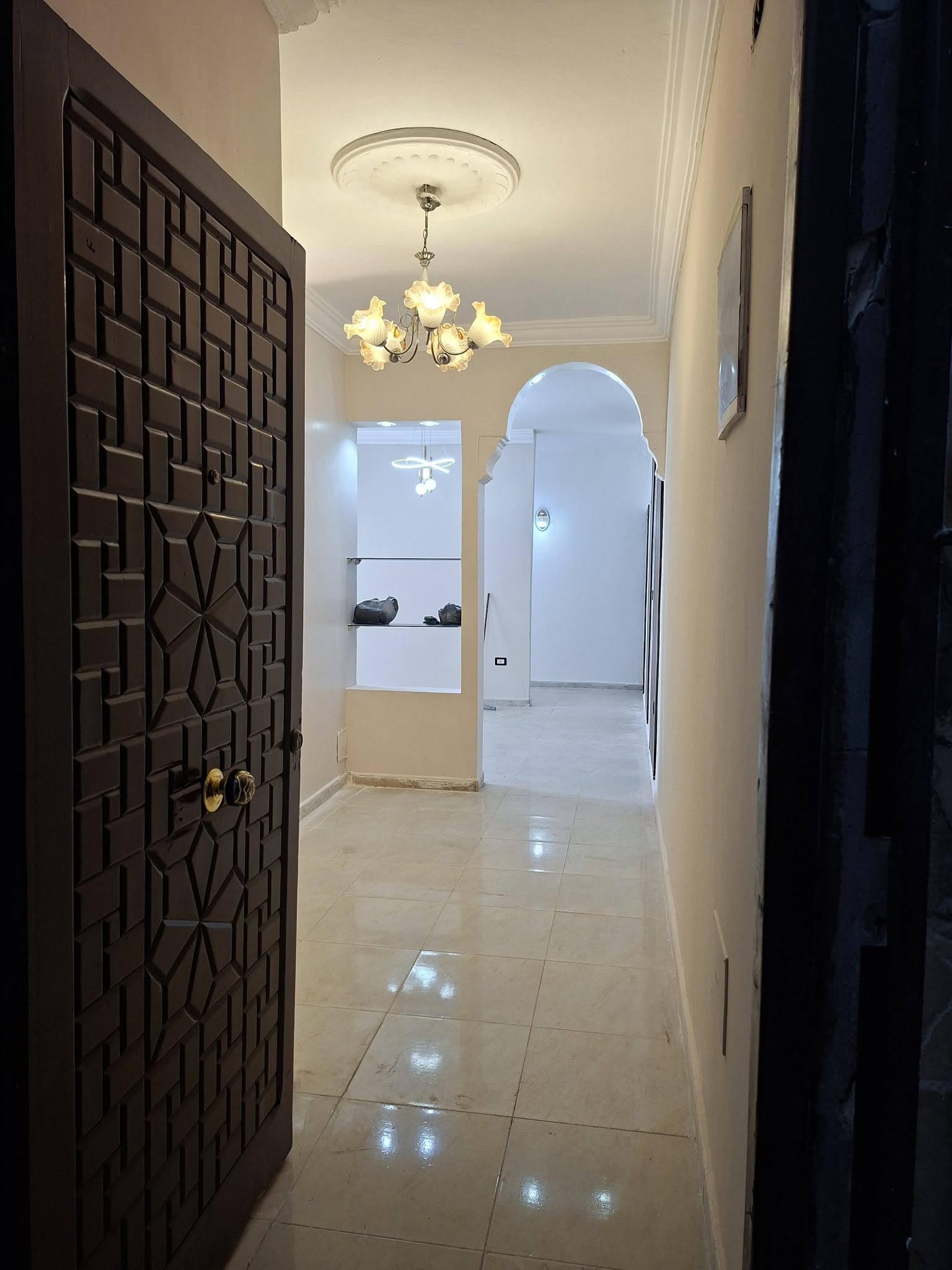 شقة سكنية جاهزة علي المفتاح بموقع متميز