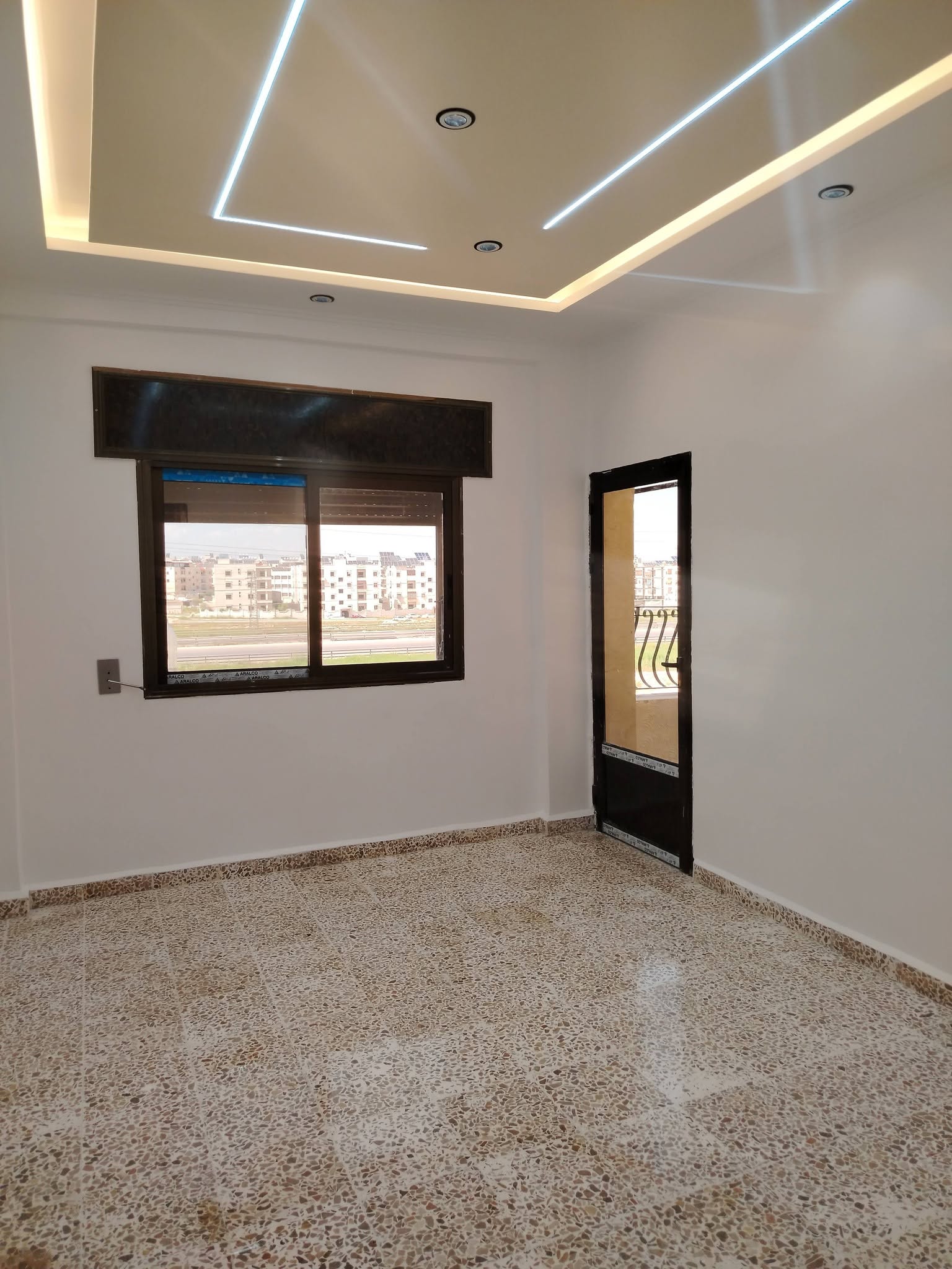 شقة للبيع 3 غرف طابق 2