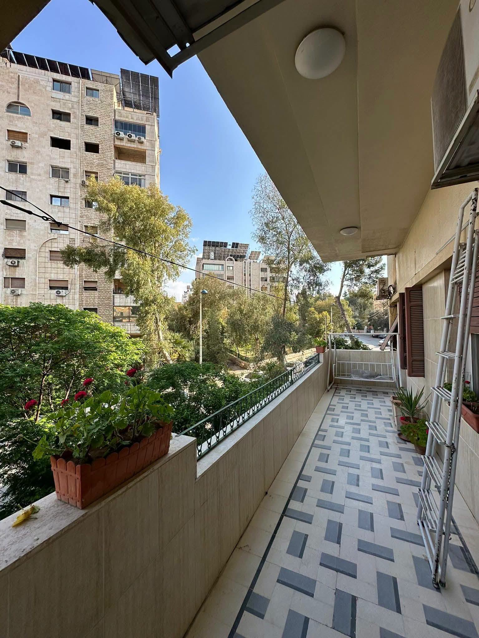 طابق فيلا للبيع 240 متر