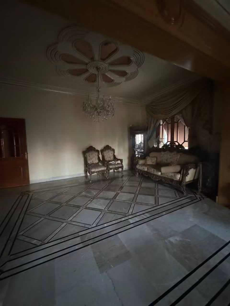 شقة سكنية للايجار ٦ غرف