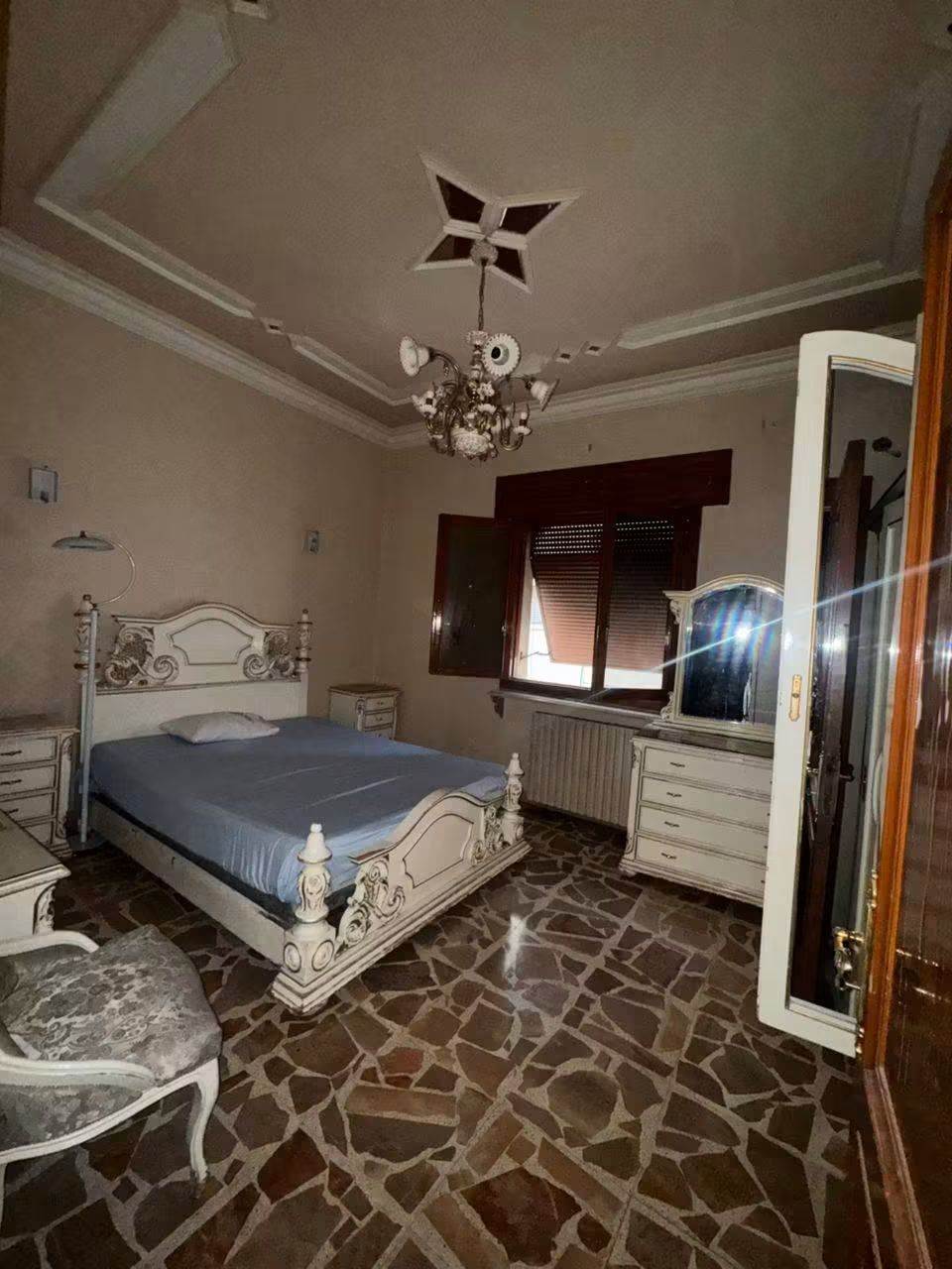 شقة سكنية للايجار ٦ غرف