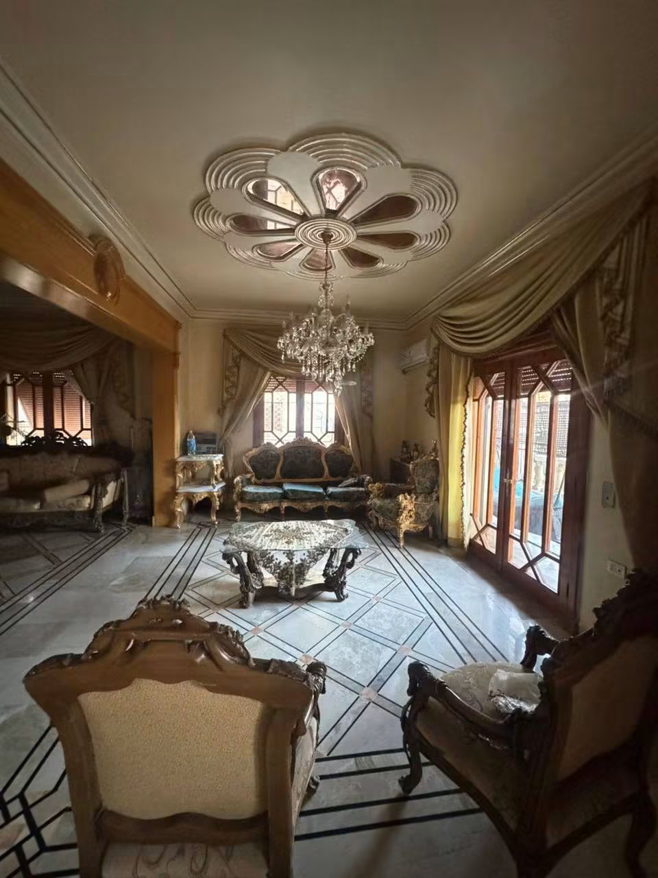 شقة سكنية للايجار ٦ غرف