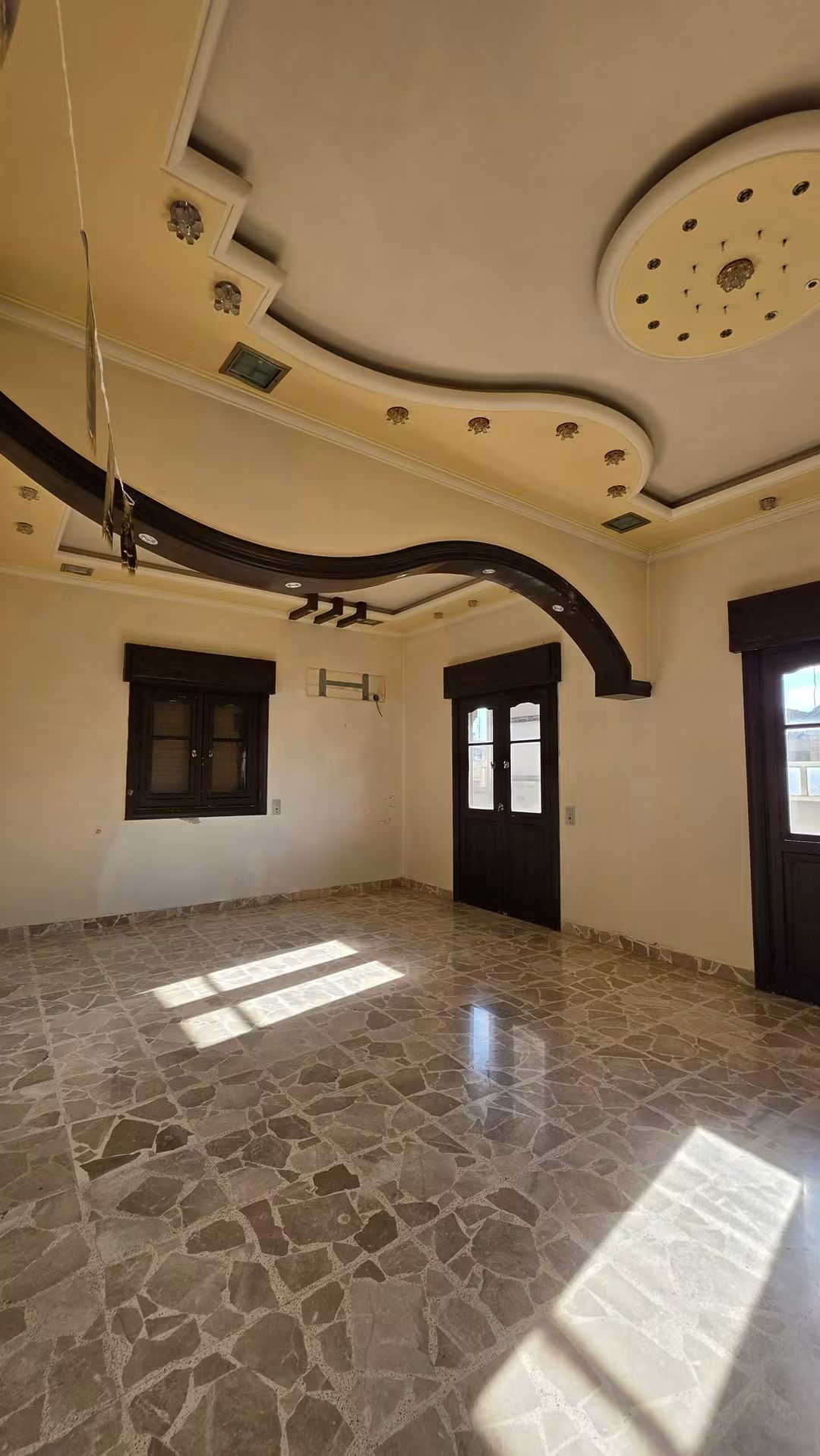 شقة سكنية للبيع ٥ غرف