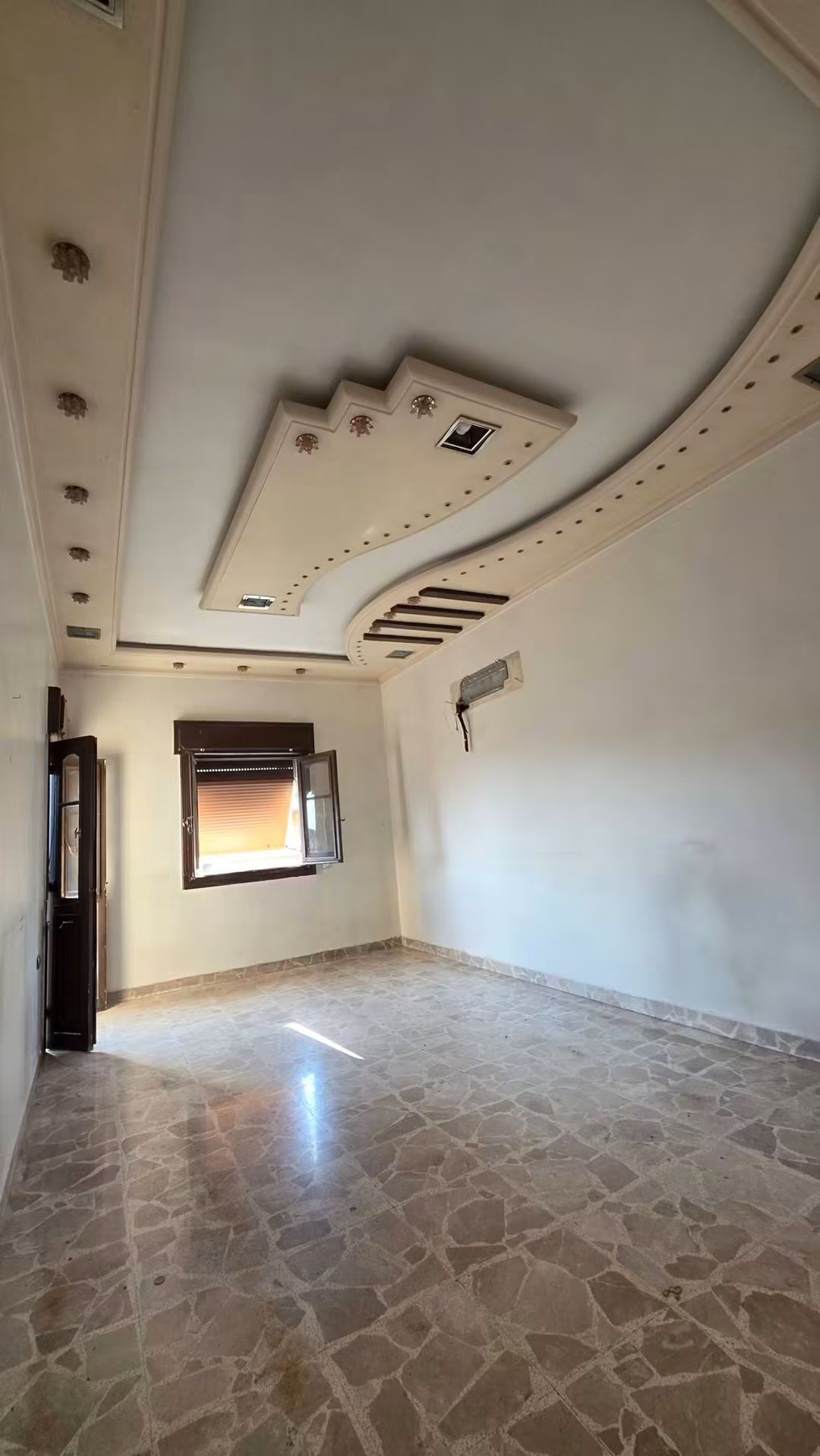 شقة سكنية للبيع ٥ غرف